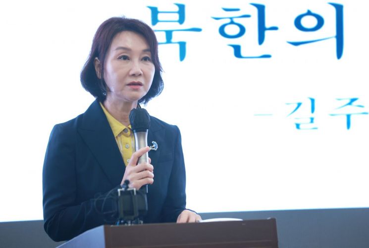 제20회 '북한자유주간' 행사의 일환으로 20일 서울 종로구 센터포인트 광화문에서 열린 기자회견에서 인사하는 이신화 외교부 북한인권국제협력대사. [이미지출처=연합뉴스]