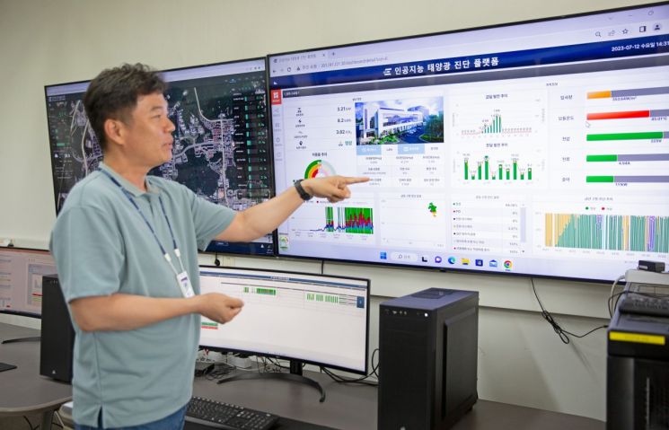 연구책임자인 고석환 박사가 개발한 인공지능 활용 태양광 발전 유지 관리 기술에 대해 설명하고 있다. 사진출처=에너지기술연구원 제공