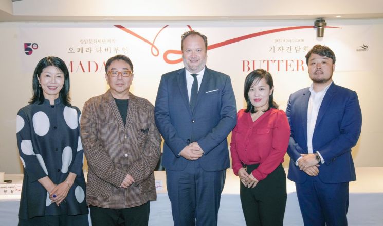 20일 서울 중구 콘퍼런스하우스 달개비에서 열린 오페라 '나비부인' 기자간담회에서 참석자들이 기념 촬영하고 있다. 왼쪽부터 서정림 성남문화재단 대표이사, 정구호 연출, 파트릭 랑에 지휘자, 소프라노 임세경, 바리톤 이범주. [사진제공 = 성남문화재단] [이미지출처=연합뉴스]