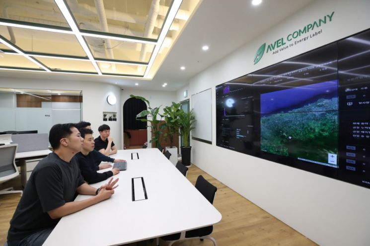 LG에너지솔루션 에이블(AVEL) 임직원들이 제주 사무실에서 재생에너지 발전량 예측 모니터링을 하고 있다. [사진제공=LG에너지솔루션]