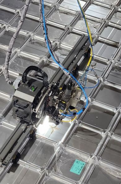 삼성중공업이 업계 최초로 개발한 멤브레인 레이저 고속 용접 로봇의 모습 [사진제공=삼성중공업]