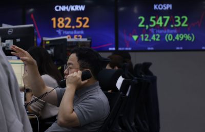 외국인 주식투자 2달째 순유출…中 경기둔화, 반도체 회복 지연 영향