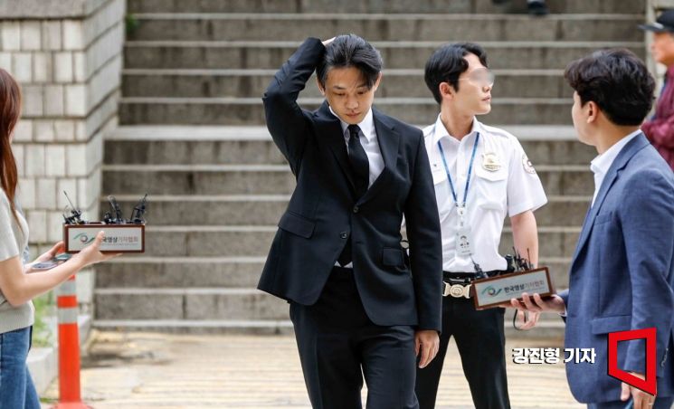 [포토] '구속 갈림길' 유아인, 머리 쓸어 넘기자 드러난 흰머리