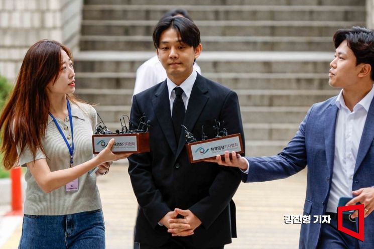 [포토] '구속 갈림길' 유아인, 머리 쓸어 넘기자 드러난 흰머리