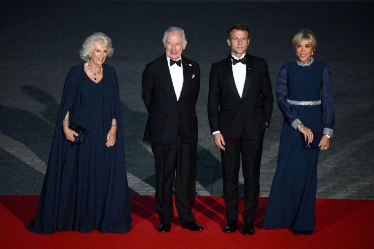 "英왕비님께 볼키스라니"…佛마크롱 여사 '불문율' 깼다 시끌