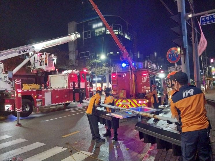 경남서 세찬 비바람에 신호등 기둥 ‘뚝’ … 인명피해 없어