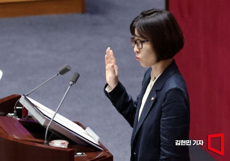 [포토] 선서하는 민주당 허숙정 신임 의원