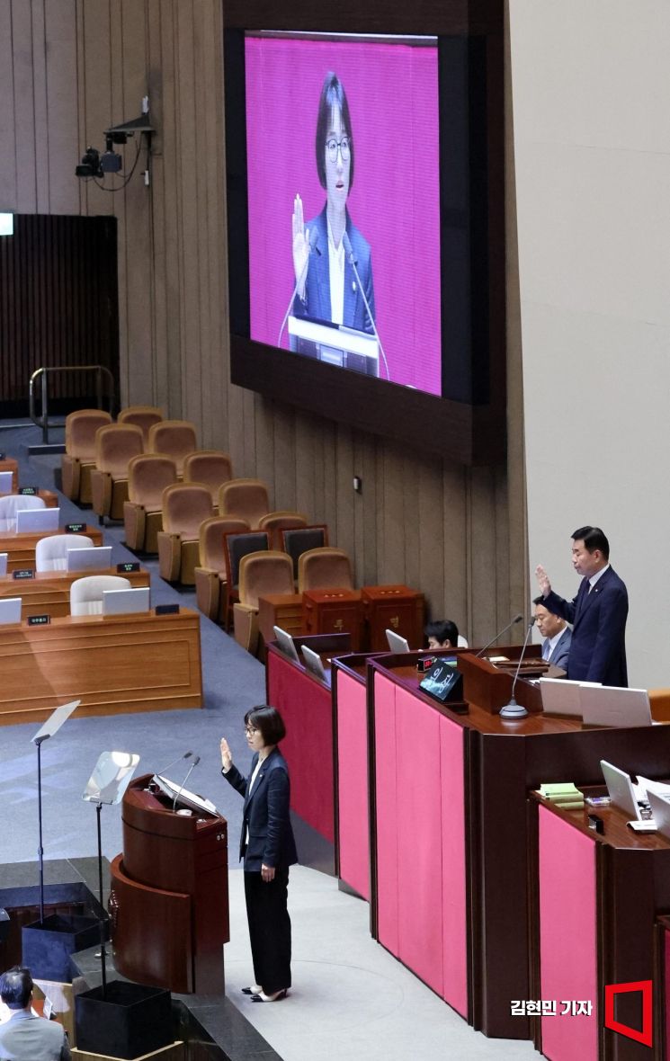 [포토] 의원 선서하는 허숙정 민주당 비례의원