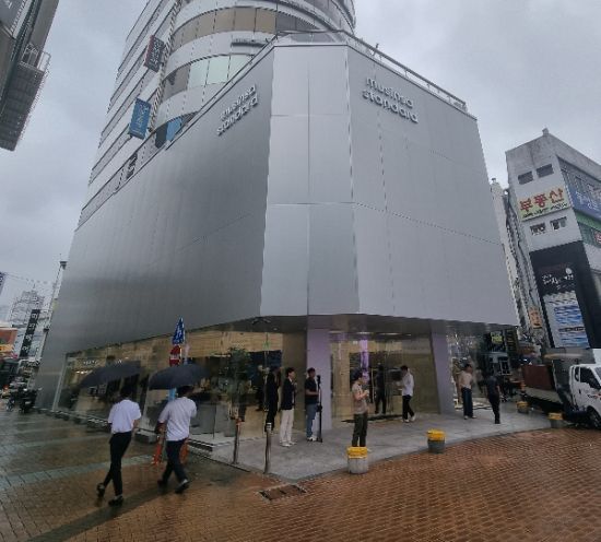 '무신사 스탠다드 동성로' 외관.
