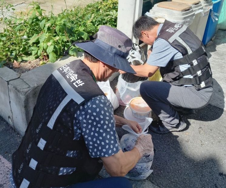 야간에도 노원구 쓰레기 무단투기 단속 계속