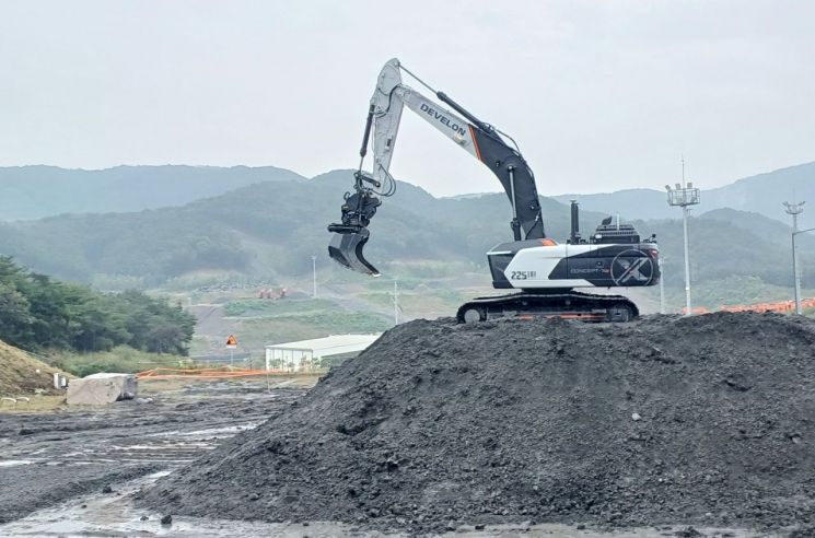 HD Hyundai Site Solutions 22t-class DEVELON unmanned excavator. Due to severe weather, the driving scene outside could not be seen. <br>[Photo by Moon Chae-seok]