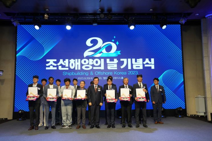 지난 20일 쿠마라씨(왼쪽에서 두 번째), 콤크릿씨(왼쪽에서 세 번째) 등 우수조선해양인상을 받은 수상자들이 정진택 조선해양플랜트협회장 겸 삼성중공업 사장과 기념촬영을 하고 있다. [사진제공=한국조선해양플랜트협회]