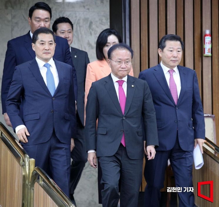 윤재옥 국민의힘 원내대표가 22일 국회에서 열린 원내대책회의에 참석하고 있다. 사진=김현민 기자 kimhyun81@