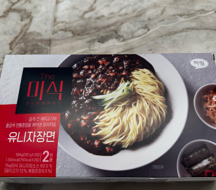 지난 20일 정용진 부회장은 자신의 사회연결망서비스(SNS)에 하림이 만든 '더미식 유니자장면' 제품 사진을 올렸다. 이어 "묻지도 따지지도 말고 그냥 한번 먹어봐라. 예술이다"라며 "냉장도 냉동도 아닌 상온이다"라고 썼다. [사진출처=정용진 신세계 부회장 인스타그램 @yj_loves]