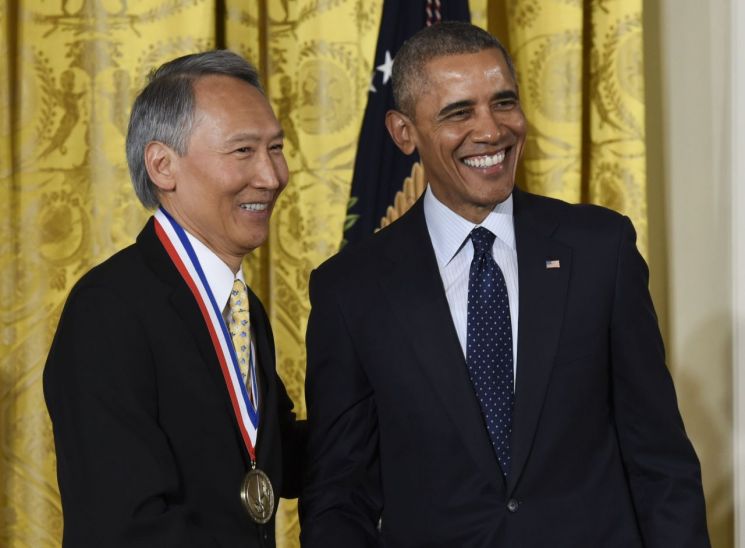 첸밍 후 교수와 버락 오바마 전 미국 대통령. 사진=UC 버클리대학 홈페이지