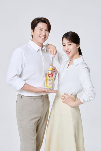 헨켈 프릴의 브랜드 모델 배우 류수영(사진 왼쪽), 박하선 부부. [사진제공=헨켈]