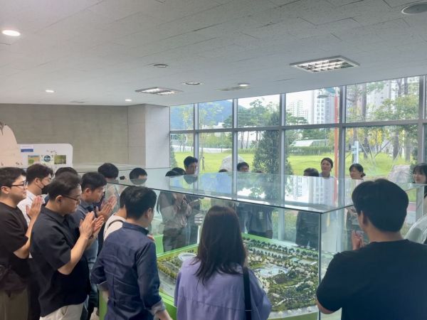슈가버블 임직원들이 21일 차세대 공공 자원화 시설 모델인 하남 유니온 파크를 찾아 시설물을 둘러보고 있다. 사진제공=슈가버블