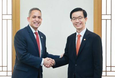 방문규 산업통상자원부 장관(오른쪽)이 방한 중인 돈 그레이브스 미국 상무부 부장관을 22일 접견하고, 기념사진 촬영을 하고 있다.