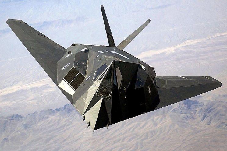 世界首款隐身战斗机F-117“夜鹰”号的外观。[图片来源=美国国防部提供]