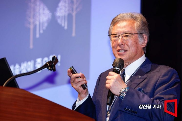 요시다 카츠아키 일본 요코하마 쓰루미 재활병원장이 22일 서울 중구 조선호텔에서 열린 '2023 글로벌 디멘시아 콘퍼런스'에 참석해 강연하고 있다. 사진=강진형 기자aymsdream@