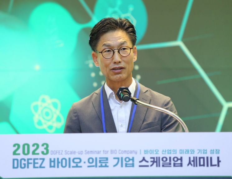 대경경자청 김병삼 청장이 세미나에서 발언하고 있다.