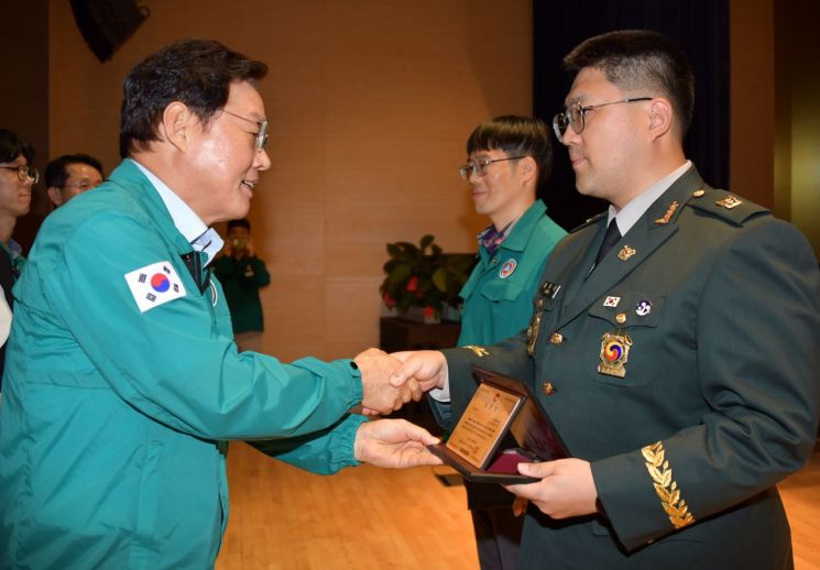 박완수 경남도지사(왼쪽)가 송우석 제39보병사단 부사관에게 도지사 표창을 건네고 있다. [사진제공=경남도청]