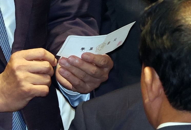 21일 국회 본회의에서 개표 의원이 더불어민주당 이재명 대표의 체포동의안 투표용지를 보고 있다. [이미지출처=연합뉴스]