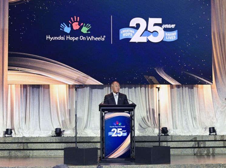정의선 현대차그룹 회장이 21일(현지시간) 미국 워싱턴 D.C에서 열린 현대 호프 온 휠스 25주년 행사에서 환영 인사를 하고 있다.[사진=현대차그룹]