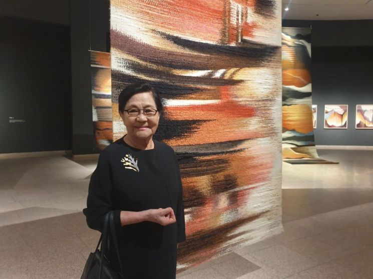 지난 21일 경기 과천시 국립현대미술관 과천관에서 이신자 작가가 본인의 작품을 소개하고 있다. [이미지출처=연합뉴스]