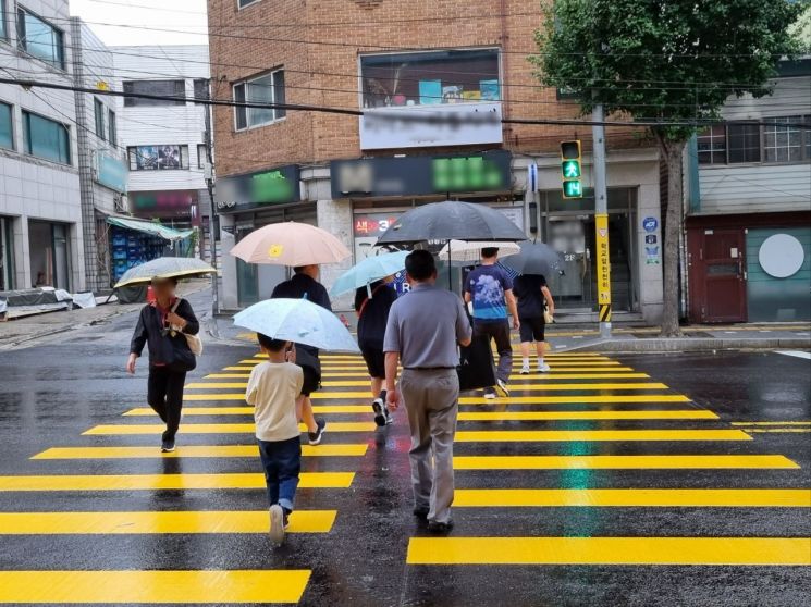 횡단보도가 노란색?…하반기 스쿨존 새단장