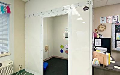 총기 난사 사건이 발생할 경우 방탄 공간으로 바뀌도록 설계된 화이트보드 [이미지 출처=KT 시큐리티 솔루션스 제공]