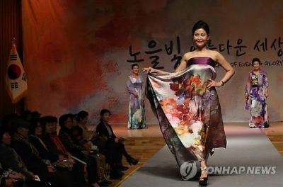 액티브 시니어 모델 선발대회에서 워킹을 선보이고 있는 참가자들 [이미지출처=연합뉴스]