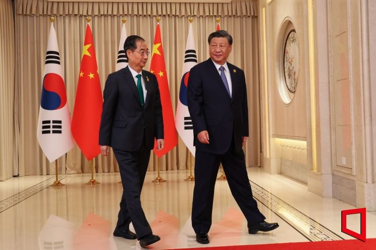 23일 항저우 아시안게임 개막식 참석을 위해 중국을 방문한 한덕수 국무총리가 시진핑(習近平) 중국 국가주석과 서호 국빈관에서 양자회담을 갖고 있다. 사진=총리실제공