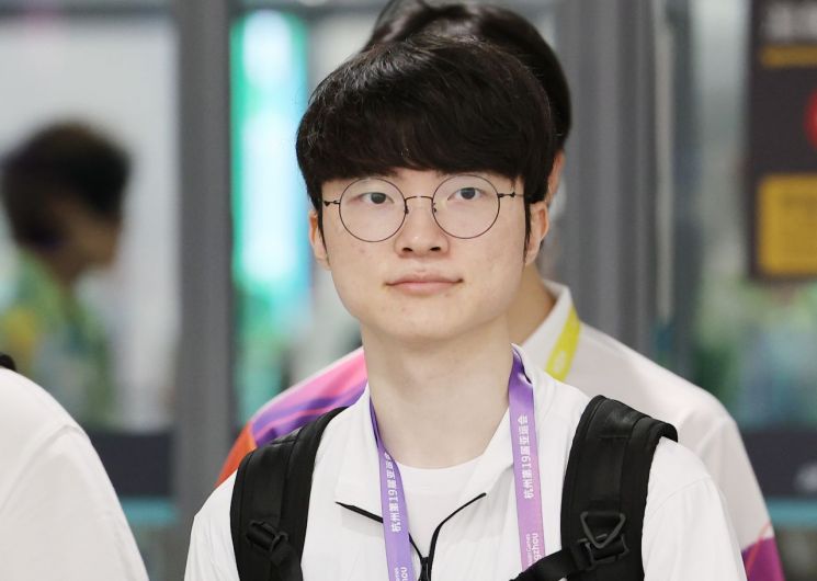 항저우 아시안게임에 출전하는 대한민국 e스포츠 국가대표팀 '페이커' 이상혁이 22일 오후 중국 항저우 샤오산 국제공항을 통해 입국하고 있다. [이미지출처=연합뉴스]