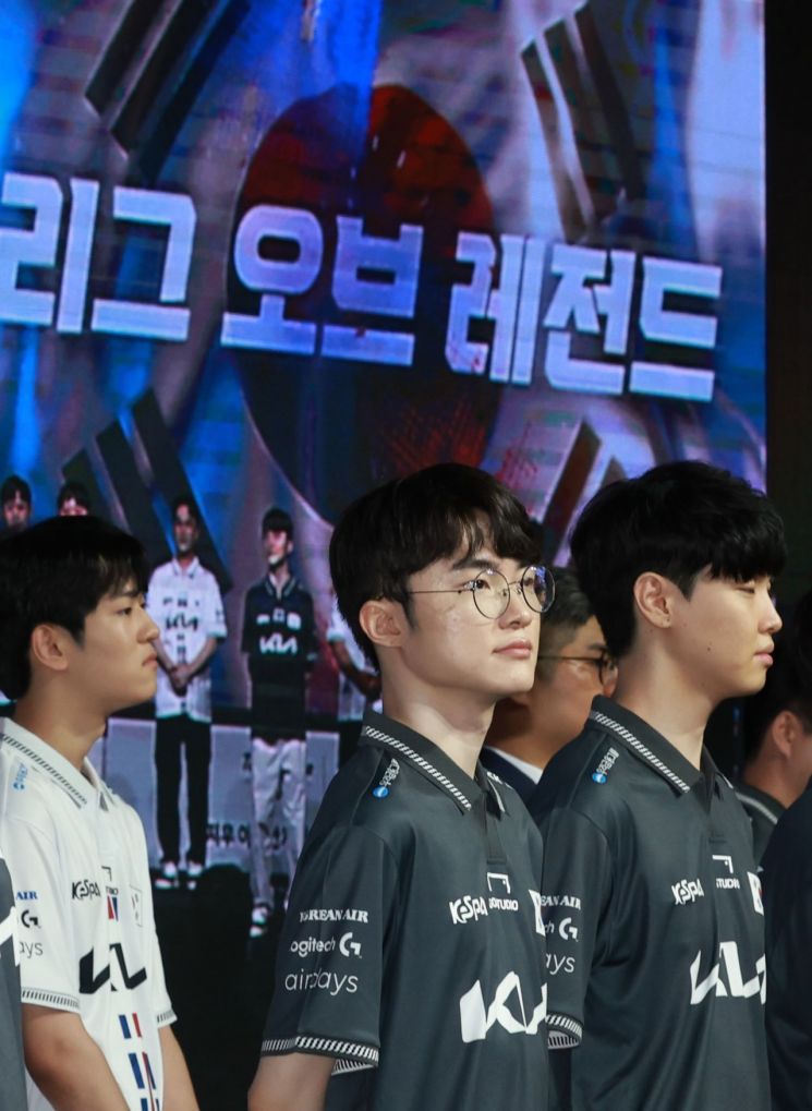 2022 항저우 아시안게임(AG) e스포츠 국가대표팀 출정식에서 대표팀 리그 오브 레전드 종목 선수단 페이커(Faker) 이상혁이 소개되고 있다 [이미지출처=연합뉴스]