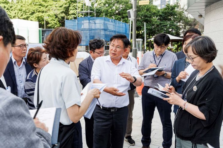 박강수 마포구청장이 지난 5월 공덕동을 방문, 관계자와 대화를 나누고 있다.