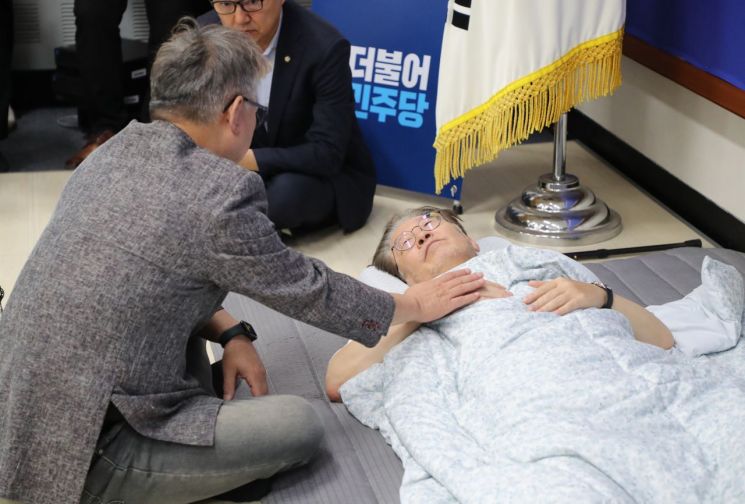 15일 단식 투쟁 16일차인 이재명 더불어민주당 대표가 국회 당대표실에서 조응천 민주당 의원을 만나고 있다. 사진제공=연합뉴스