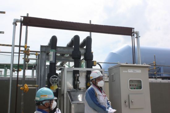 일본 도쿄전력 관계자가 후쿠시마 오염수 방류 설비를 설명하고 있다.[이미지출처=연합뉴스]