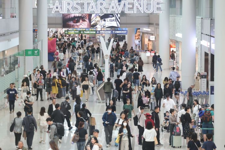 추석 연휴를 사흘 앞둔 25일 오전 인천국제공항 1터미널 면세점 구역이 여행객들로 붐비고 있다. [이미지출처=연합뉴스]