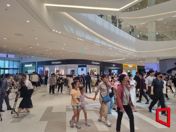 지난 22일 베트남 하노이 '롯데몰 웨스트레이크 하노이' 정식 오픈 직후 방문객이 입장하고 있다[사진=김유리 기자].