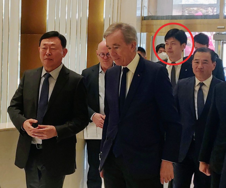 지난 3월 20일 롯데 에비뉴엘을 방문한 베르나르 아르노 LVMH회장과 이를 안내하는 신동빈 회장. 뒤에 신유열 롯데케미칼 상무가 따르고 있다. [이미지출처=연합뉴스]