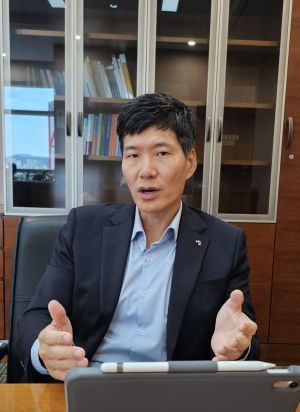 한재영 금융투자교육원장이 아시아경제와 인터뷰를 진행하며 질문에 답하고 있다.