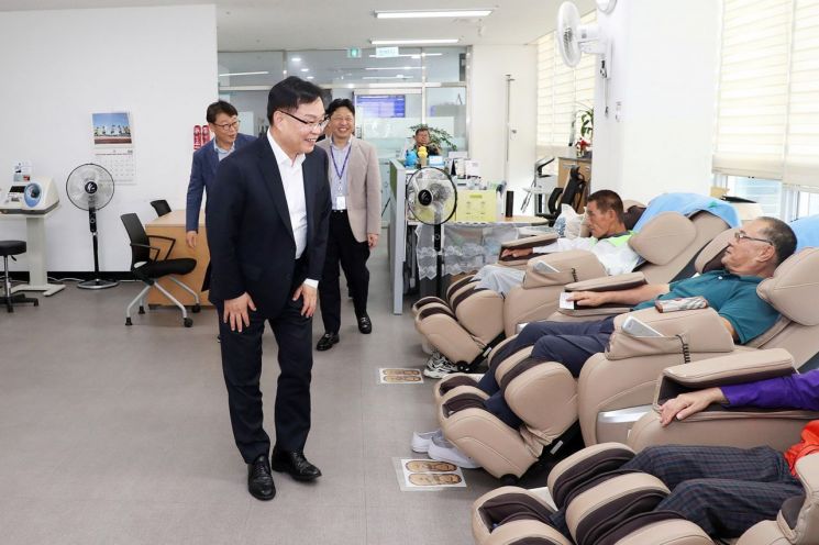 홍남표 창원특례시장이 노인종합복지관을 방문해 어르신들에게 인사를 하고 있다.