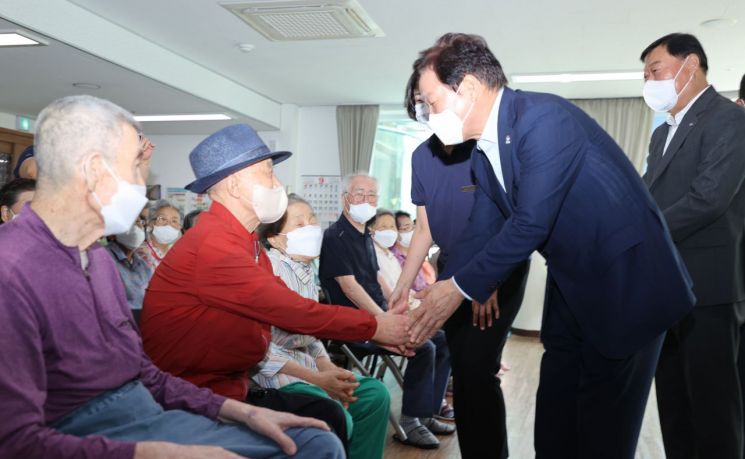 박완수 경남도지사가 원폭 피해 어르신에게 인사를 드리고 있다. [사진제공=경남도청]