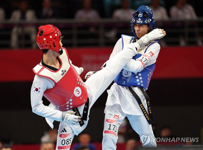 In the quarterfinals of the mixed team taekwondo sparring event at the Hangzhou Asian Games, Park Woo-hyeok of Korea is on the attack. <br>[Photo by Yonhap News]