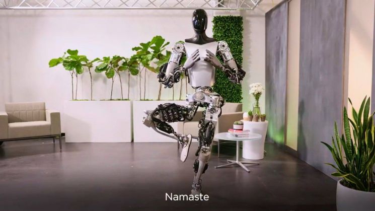 "요가하는 로봇, CG 아냐?"…환골탈태한 테슬라봇