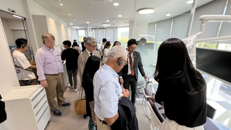 지난 22일 오스템임플란트 본사를 방문한 일본 치과의사들이 사옥을 견학하고 있다. [사진제공=오스템임플란트]