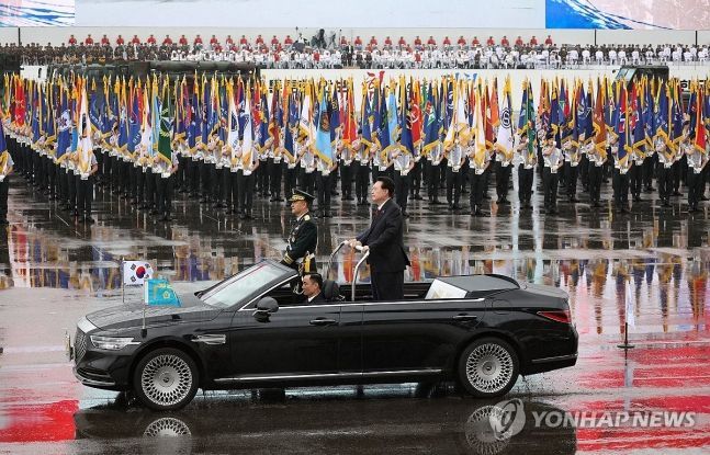 윤석열 대통령이 26일 성남 서울공항에서 열린 건군 제75주년 국군의날 기념식에서 차량에 올라 열병하고 있다. [사진출처=연합뉴스]