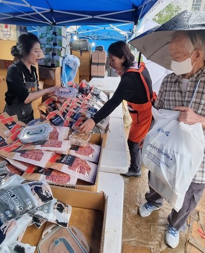 용인시 기흥구 보정동에서 ‘추석맞이 진도 우수 농수특산물 직거래장터’를 열었다. 사진제공=진도군]