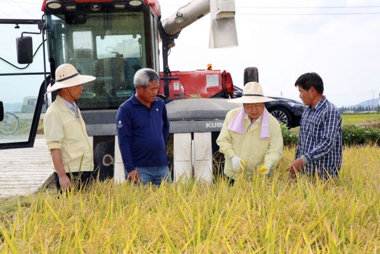 Miryang Mayor Park Il-ho Shares Joy of Rice Harvesting... On-site Encouragement Visit